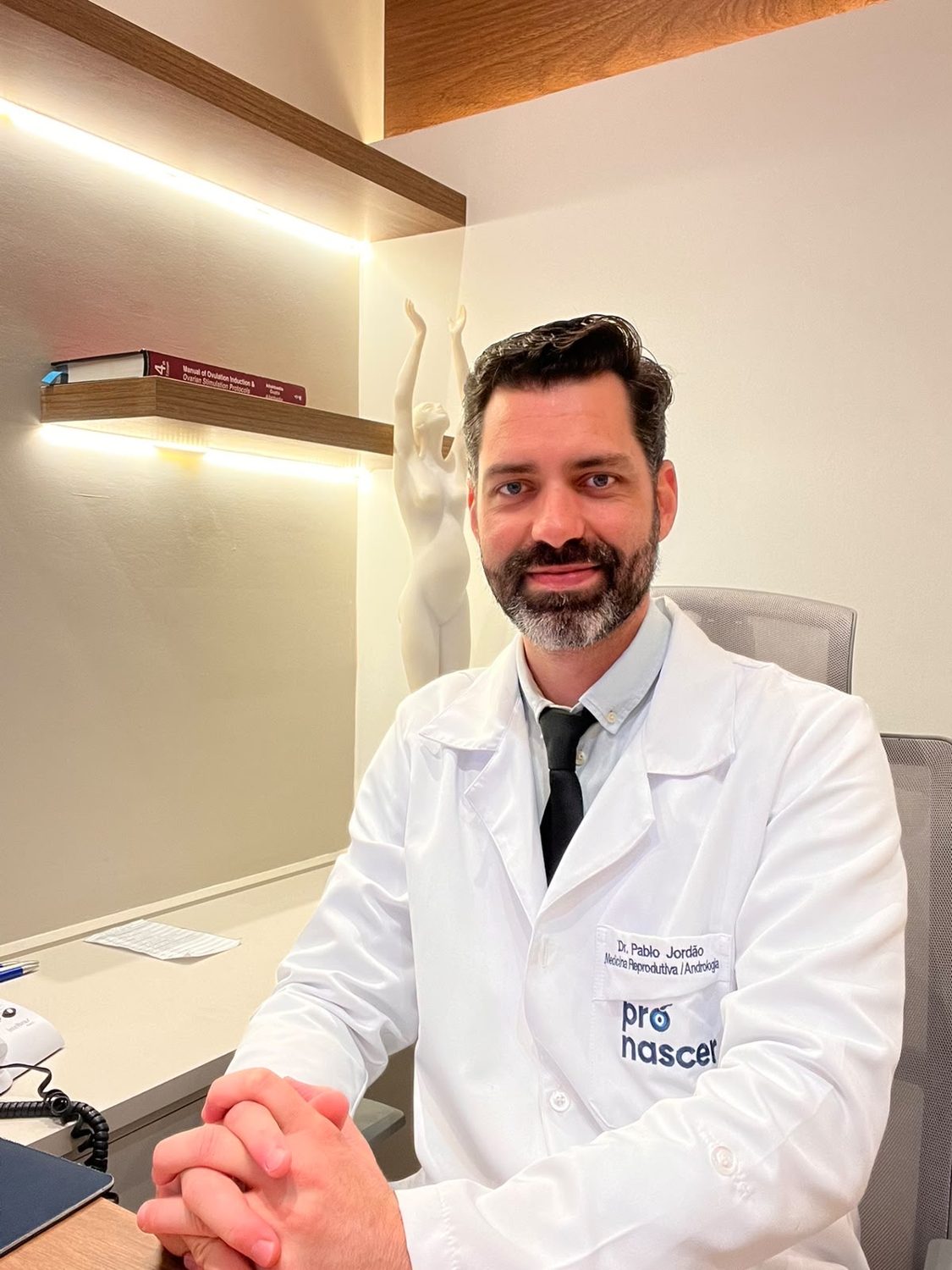 Dr. Pablo Jordão, médico urologista, em seu consultório